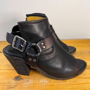 Frye Izzy Harness Sling Black